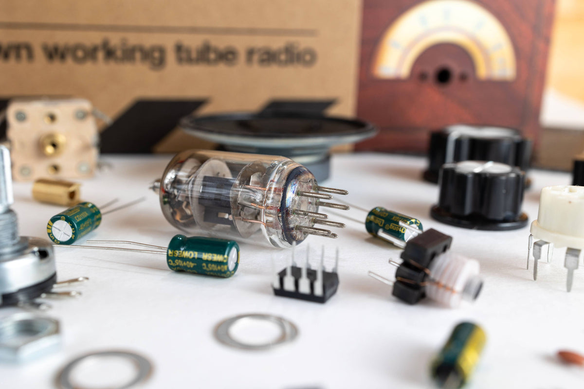 EIGHT Innovation Tube Radio Retrotreasures
